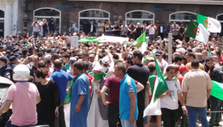 مظاهرات الجزائريين للجمعة الـ18 المطالبة برحيل رموز نظام بوتفليقة