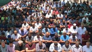 جانب من أداء صلاة الجمعة في وادي ياصول بالقدس