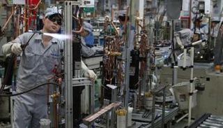 عامل بأحد المصانع الصينية