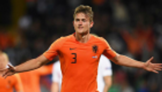 برشلونة ينسحب من سباق ضم دي ليخت