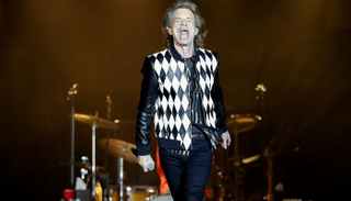 مغني "رولينج ستونز" ميك جاجر خلال الحفل الفرقة