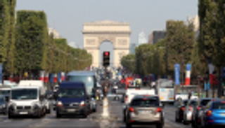 محاكمة سائق عنّف كفيفاً ومنعه من عبور الشارع