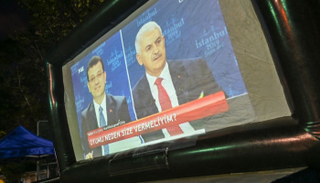 جانب من المناظرة الأخيرة بين يلدريم وإمام أوغلو في شاشات شوارع إسطنبول