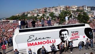أكرم إمام أوغلو خلال مسيرة انتخابية - رويترز