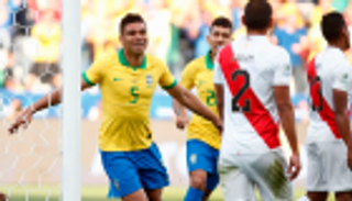 كاسيميرو يسجل أول أهدافه الدولية من بوابة بيرو