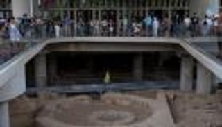 متحف يسمح لزواره بالتجول بين أحياء أثرية اكتشفت أسفله