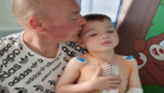 بـ"وشم" على صدره.. أب يخفف عن ابنه آثار جراحة بالقلب