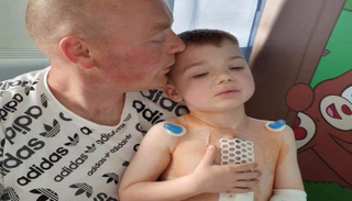 الأب مارتن واتس مع طفله