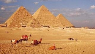 الأهرامات أشهر المعالم السياحية بالقاهرة