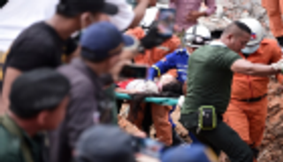 ارتفاع ضحايا انهيار مبنى بكمبوديا إلى 18 قتيلاً و24 جريحا