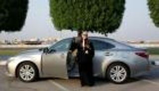 سعوديات ينعمن بقيادة السيارات بعد عام على السماح