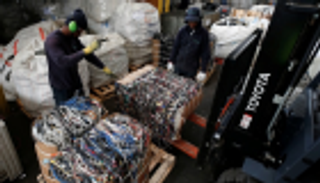 حي فقير يزدهر بتدوير المخلفات.. يجمع 140 طن نفايات أسبوعيا