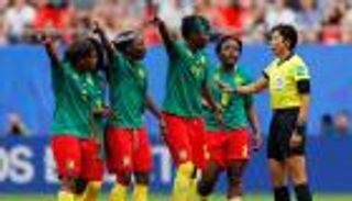 صدام سيدات إنجلترا والكاميرون.. تقنية فيديو وعنصرية