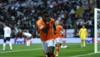 أياكس يعيد قاهر إنجلترا إلى صفوفه