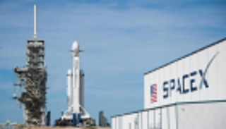 سبيس إكس تطلق صاروخا يحمل 24 قمرا صناعيا تجريبيا