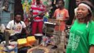 "موسيقى القمامة".. الأنغام من القلب والآلات من النفايات