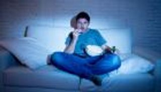 للرجال فقط.. السهر أمام التلفزيون يضر الخصوبة