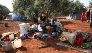 نازحون في سوريا يبيعون أثاثهم ومقتنياتهم لتأمين قوتهم