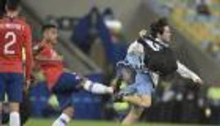 مهاجم تشيلي يعاقب مشجعاً أوروجوايانياً