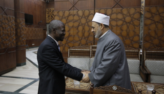 شيخ الأزهر يرحب بسفير سيراليون بالقاهرة