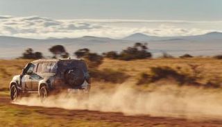 لاندروفر عملاق الدفع الرباعي