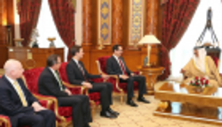 ملك البحرين يبحث مع وفد أمريكي تعزيز التعاون الثنائي