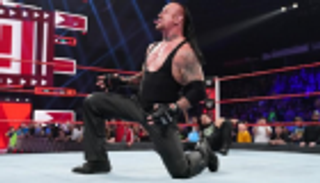 فيديو.. أندرتيكر ينقذ غريمه التقليدي رينز