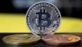 "بيتكوين" تواصل قفزاتها وتتخطى 12 ألف دولار