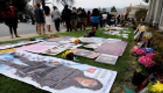 الذكرى الـ10 لوفاة مايكل جاكسون.. دموع وزهور وغناء