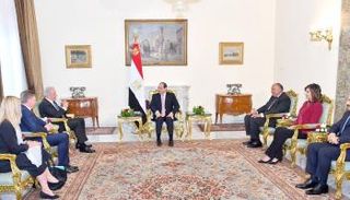 السيسي يلتقي مفوض الاتحاد الأوروبي لشئون الهجرة و المواطنة