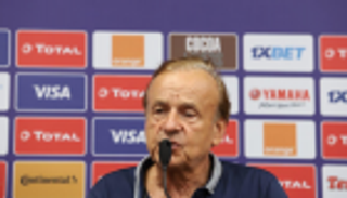 مدرب نيجيريا يبرز سر الفوز على غينيا ويمتدح مستوى موسى