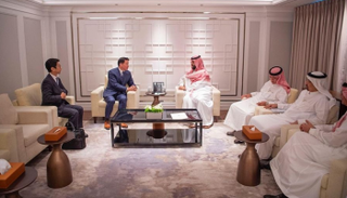 ولي العهد السعودي يلتقي رئيس مجموعة