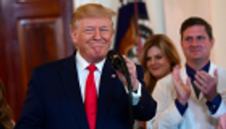 الدولار يرتفع بعد تضاؤل آمال خفض الفائدة الأمريكية