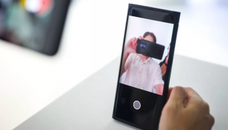 أوبو تستعرض تقنية الكاميرا أسفل الشاشة