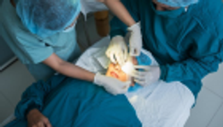 خضعت لعملية معقدة.. مسنّة بريطانية تستعيد بصرها في دبي