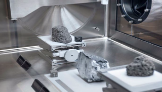 صخور من القمر في وكالة "ناسا"