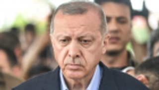 حزب أردوغان ينهار.. انشقاق 80 نائبا برلمانيا