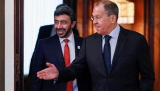 الشيخ عبدالله بن زايد آل نهيان قبل بدء المؤتمر الصحفي مع نظيره الروسي