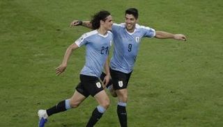 إدينسون كافاني يحتفل بالتسجيل في تشيلي