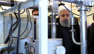 روحاني يتفقد إحدى المنشآت النووية