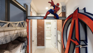 إحدى غرف نوم شاليه "عالم مارفل" في مدينة أورلاندو