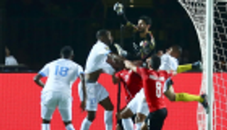 لاعب الكونغو يشيد بصلاح.. ويتمنى فوز مصر بكأس أمم أفريقيا