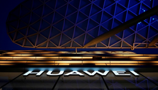  شعار شركة Huawei في مركز تجاري بشنغهاي- رويترز