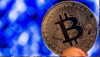 بيتكوين تهبط 12% منهية موجة ارتفاع