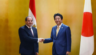 السيسي وشينزو آبي خلال لقائهما على هامش قمة العشرين