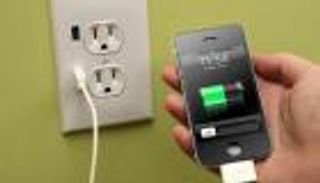 احذر من شحن هاتفك طول الليل أو وضعه تحت الوسادة