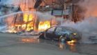 حريق بشارع الهرم في مصر يلتهم 5 محال تجارية