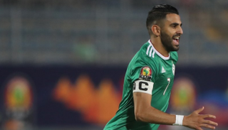 رياض محرز لاعب المنتخب الجزائري