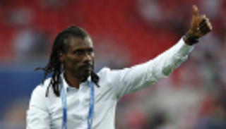 سيسيه يشيد بمدرب الجزائر ويوجه تحذيرا للاعبيه