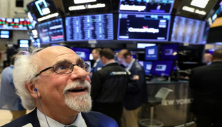 متداول أثناء التعاملات في بورصة نيويورك - رويترز